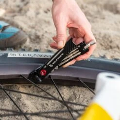 Wolf-tooth Wolf Tooth 8-Bit Pack Pliers Multi-Tool (17 Functions) Black -elvedes shop 20296396092693a4274c0.65945846